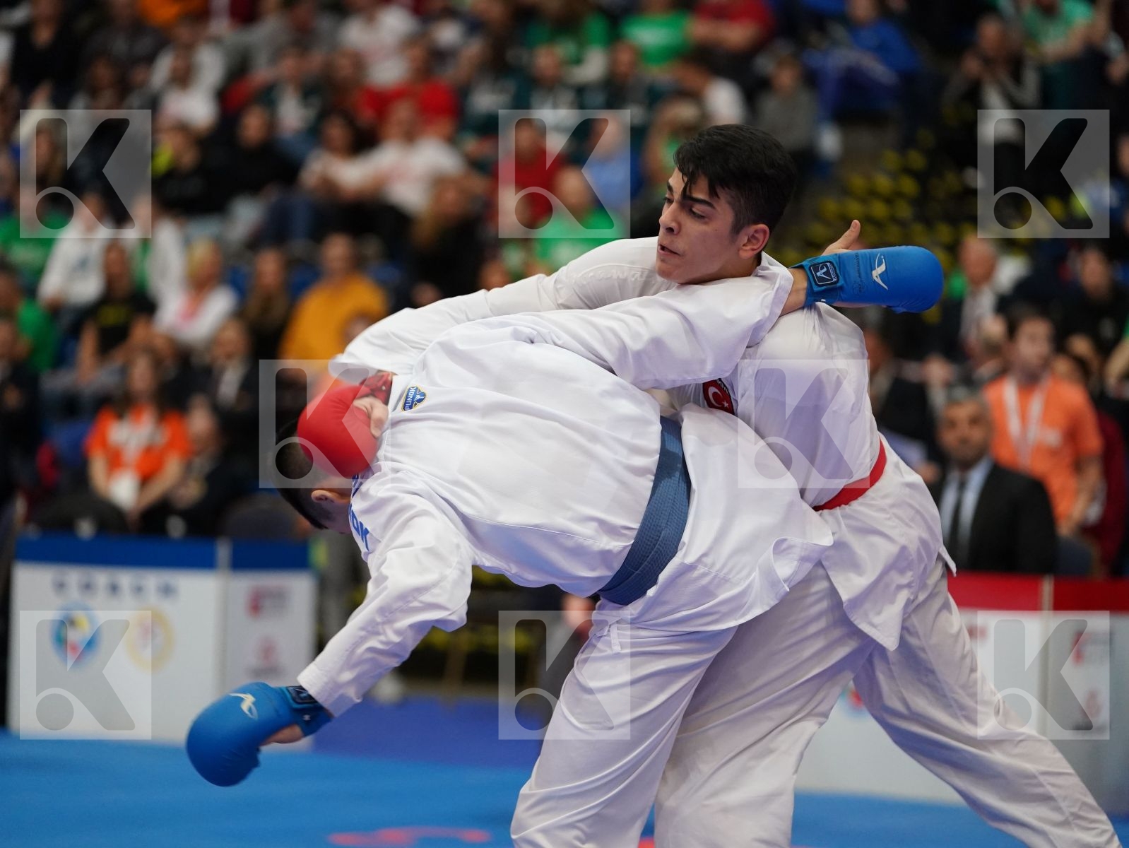 YURUR OMER FARUK (TURKEY) vs DE VIVO DANIELE (ITALY) in Junior Kumite Male -68 Kg - Final bout