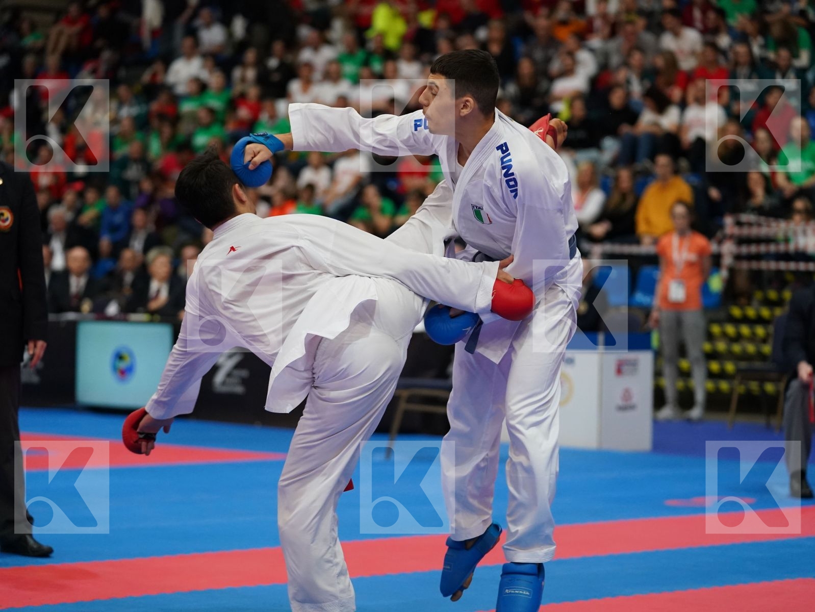 YURUR OMER FARUK (TURKEY) vs DE VIVO DANIELE (ITALY) in Junior Kumite Male -68 Kg - Final bout