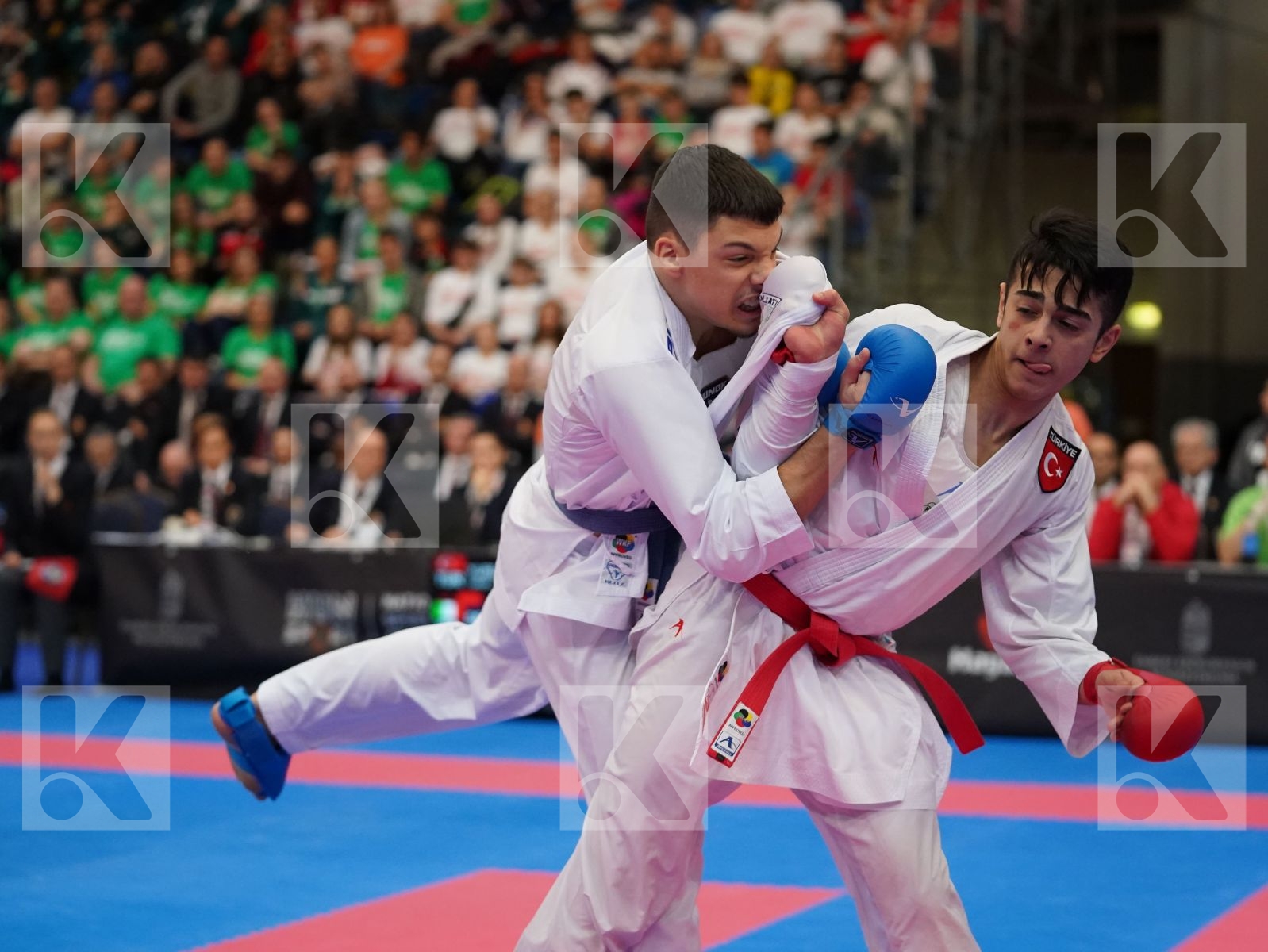 YURUR OMER FARUK (TURKEY) vs DE VIVO DANIELE (ITALY) in Junior Kumite Male -68 Kg - Final bout