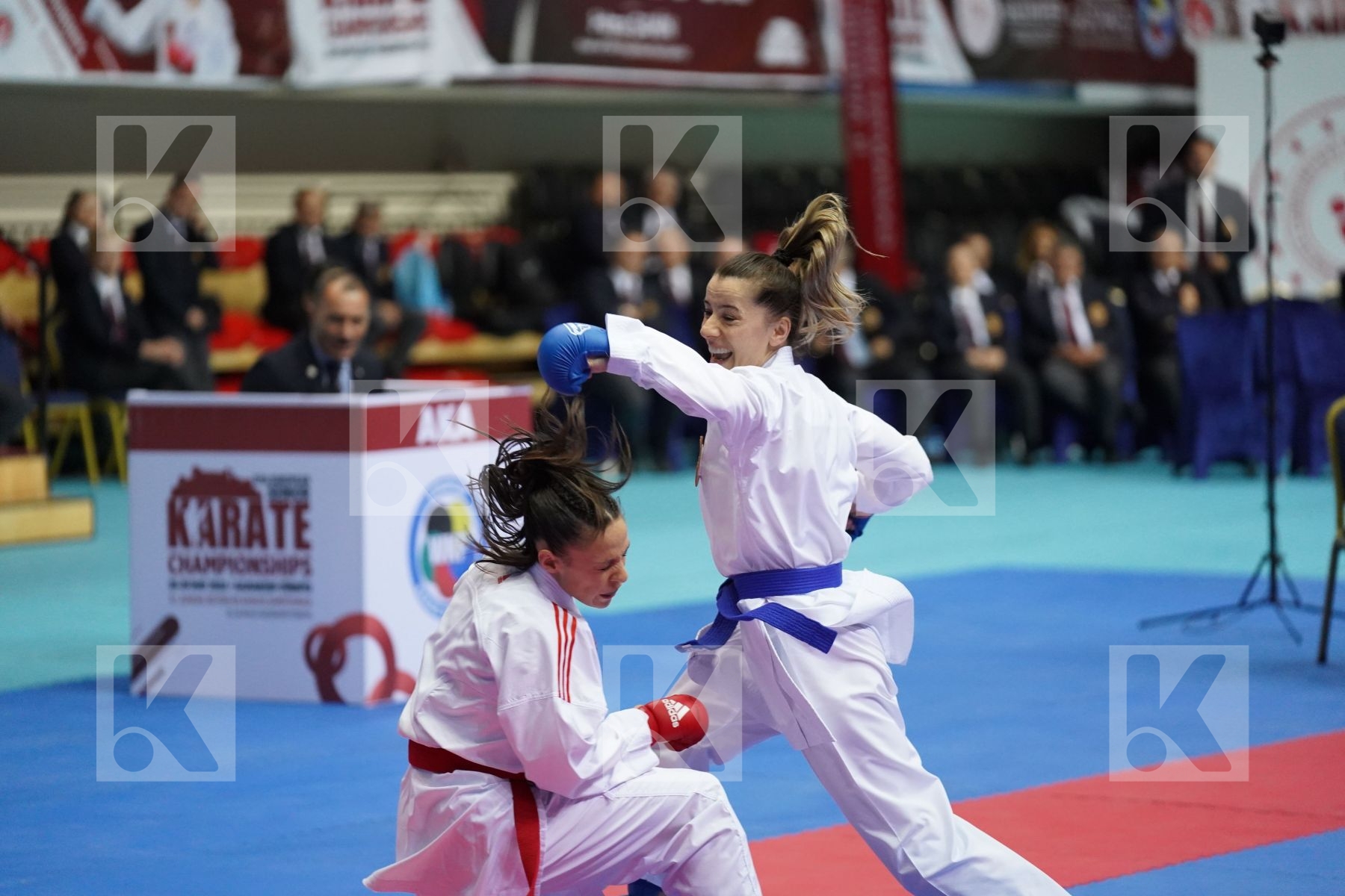 Kumite final bout featuring OZCELIK ARAPOGLU SERAP & PERFETTO ERMINIA