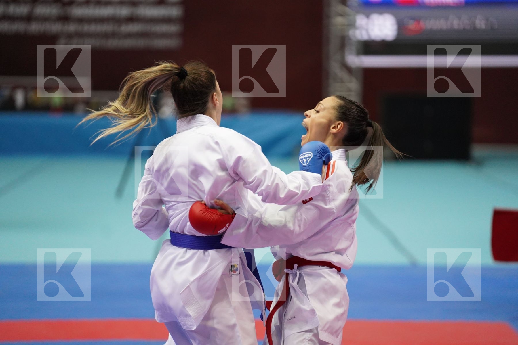 Kumite final bout featuring OZCELIK ARAPOGLU SERAP & PERFETTO ERMINIA