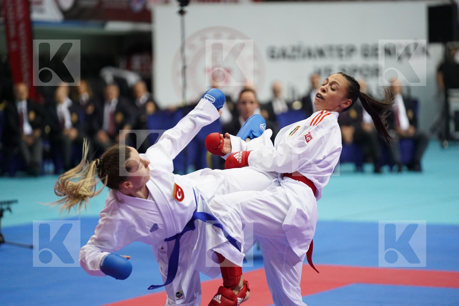 Kumite final bout featuring OZCELIK ARAPOGLU SERAP & PERFETTO ERMINIA