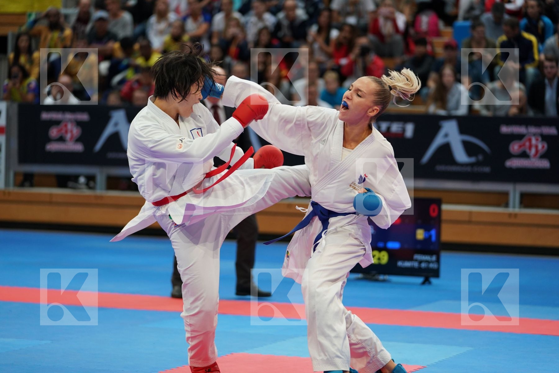 MORIGUCHI AYAMI (JAPAN) vs PHILIPPE GWENDOLINE (FRANCE) in Senior Kumite -67 Kg, Senior Kumite Ð 61 Kg - Bronze bout
