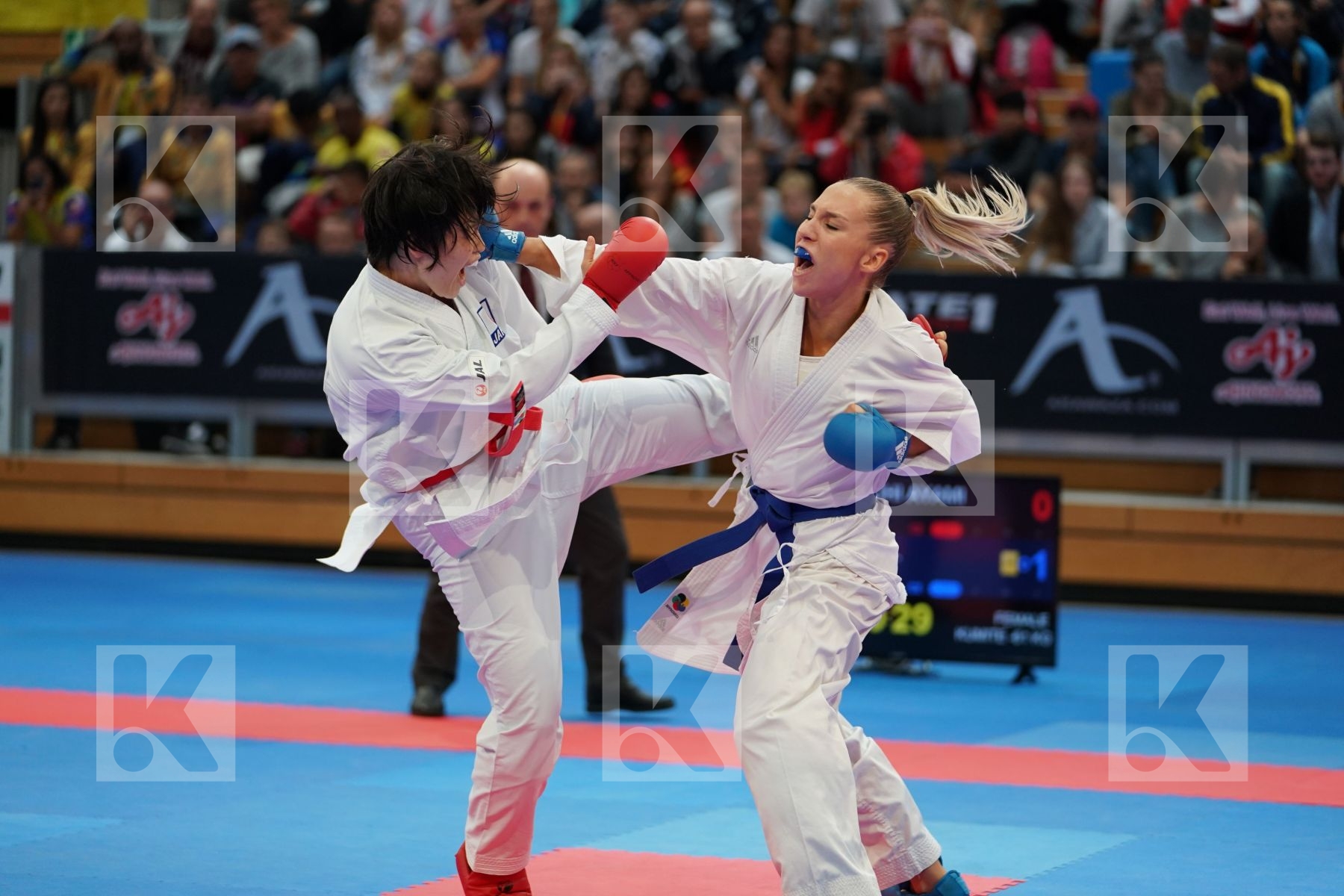 MORIGUCHI AYAMI (JAPAN) vs PHILIPPE GWENDOLINE (FRANCE) in Senior Kumite -67 Kg, Senior Kumite Ð 61 Kg - Bronze bout