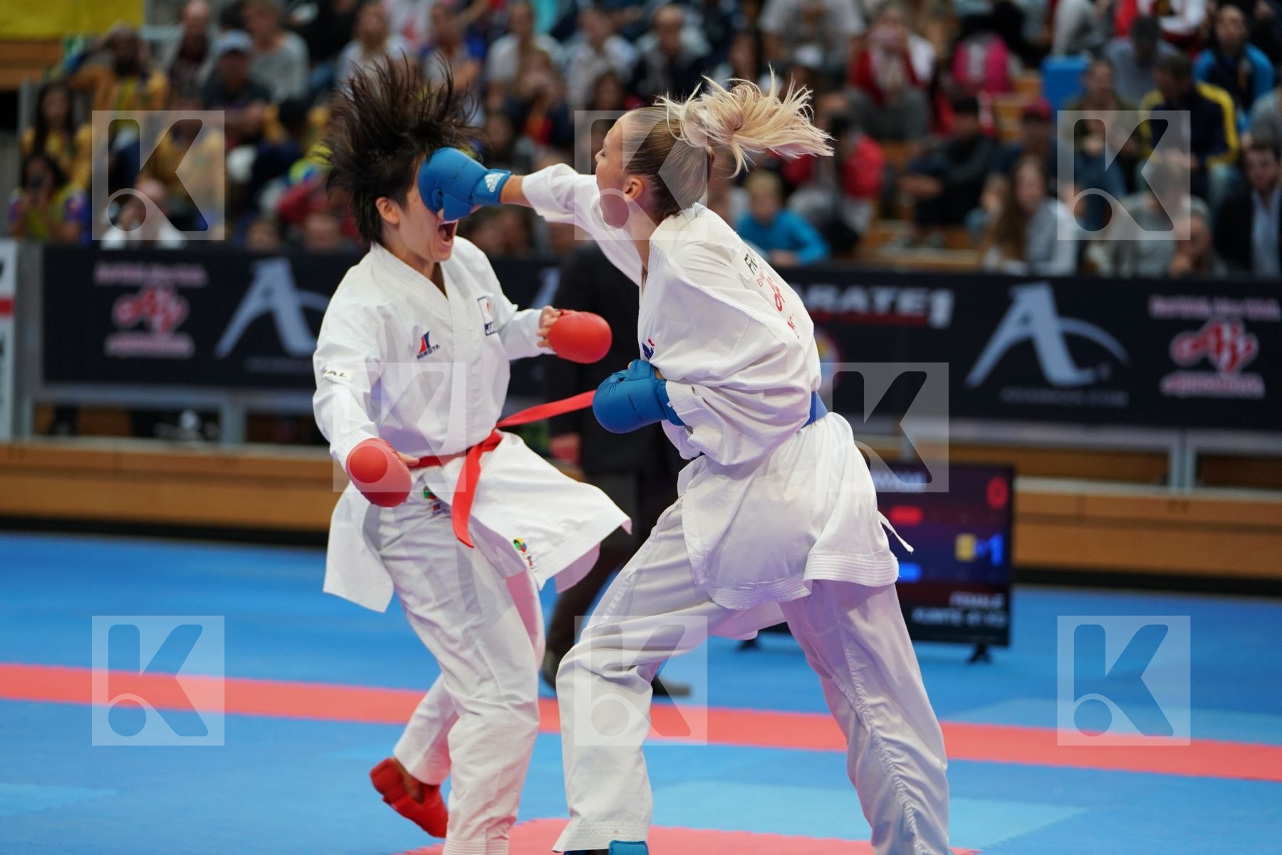 MORIGUCHI AYAMI (JAPAN) vs PHILIPPE GWENDOLINE (FRANCE) in Senior Kumite -67 Kg, Senior Kumite Ð 61 Kg - Bronze bout