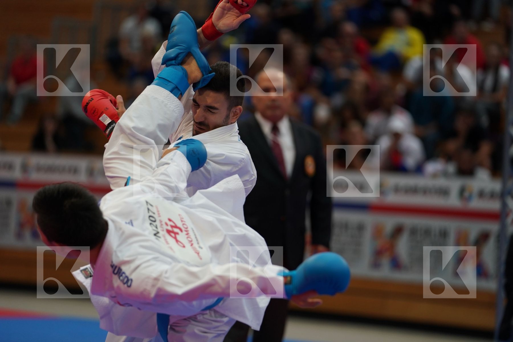 CRESCENZO ANGELO (ITALIA) vs KOZAKI YUGO (JAPAN) in Senior Kumite -60 Kg - Gold bout