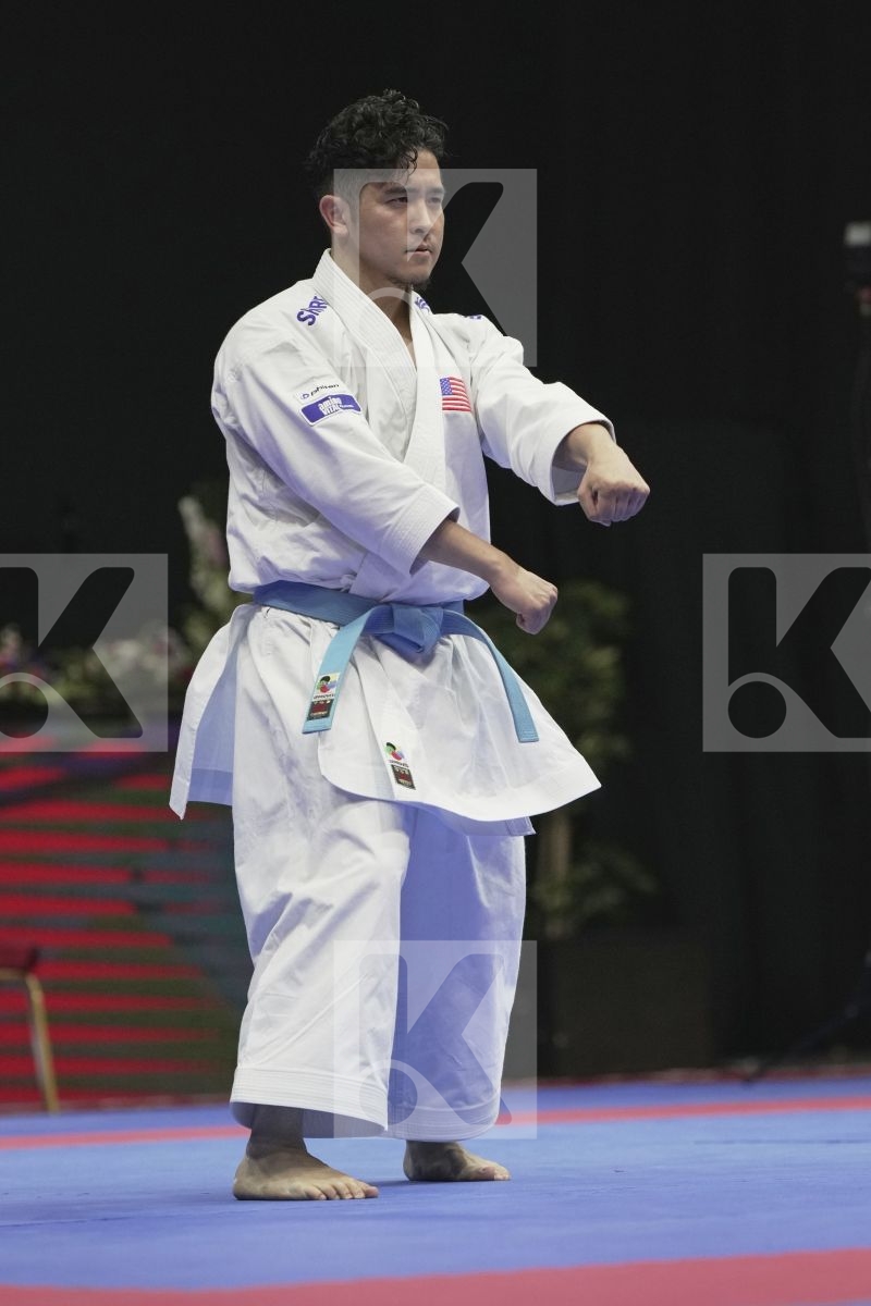 Kata final bout featuring Tozaki Gakuji