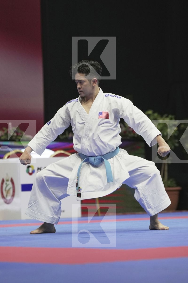 Kata final bout featuring Tozaki Gakuji
