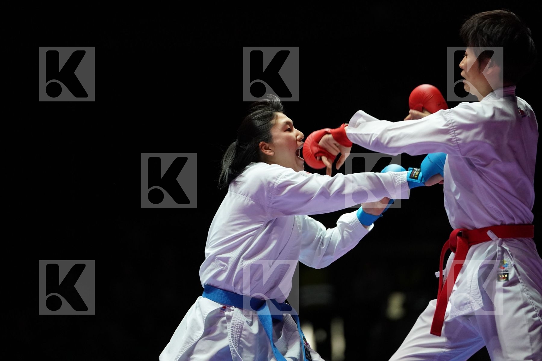 YIN XIAOYAN (CHINA) VS YUKI KUJURO (JAPAN) in Senior Kumite -61 Kg - Gold bout