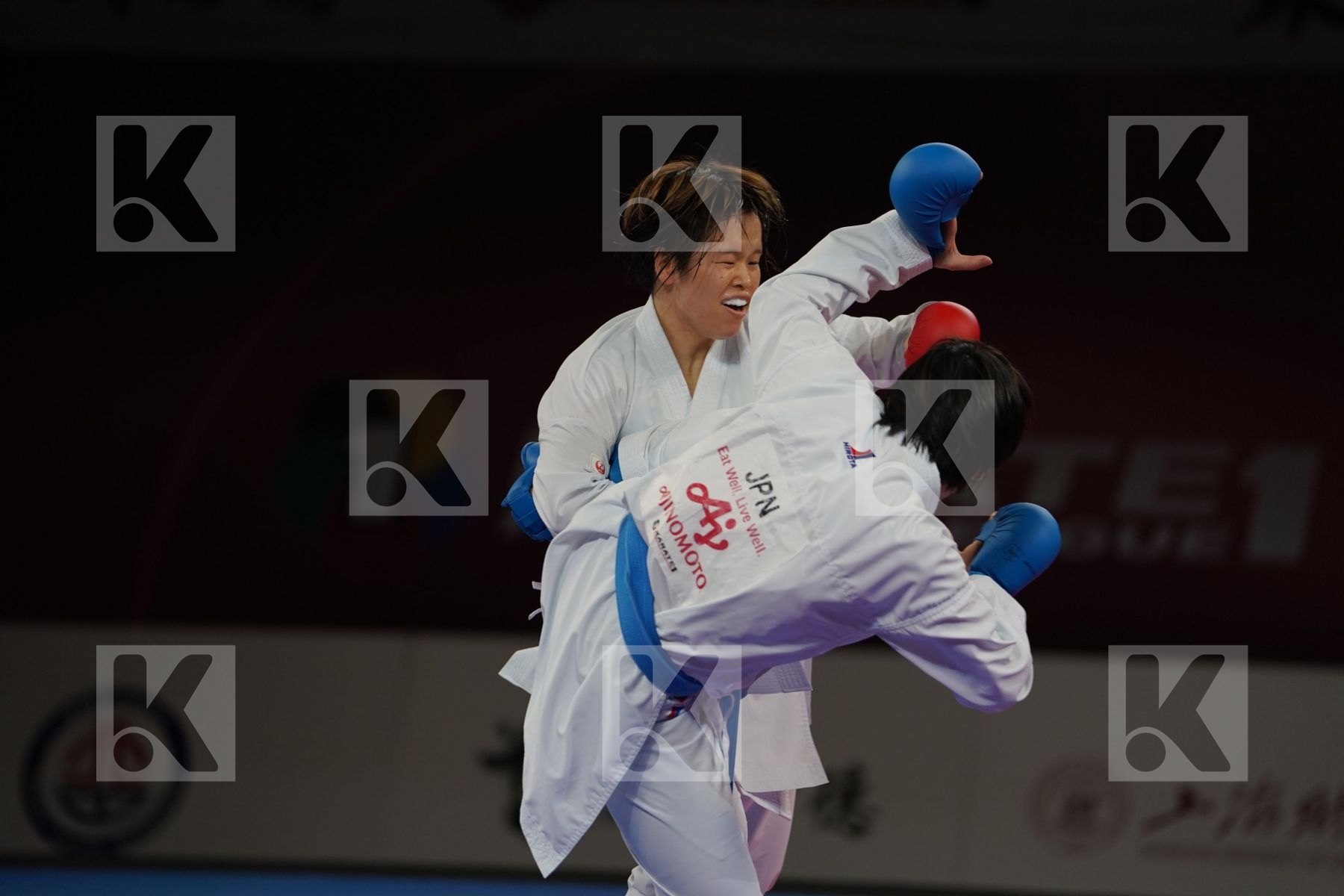 MORIGUCHI AYAMI (JAPAN) vs SOMEYA MAYUMI (JAPAN) in Senior Kumite -61 Kg - Bronze bout
