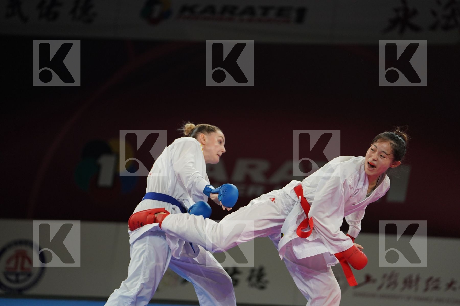 GONG LI (PEOPLES REPUBLIC OF CHINA) vs AGIER ALIZEE (FRANCE) in Senior Kumite -68 Kg - Gold bout
