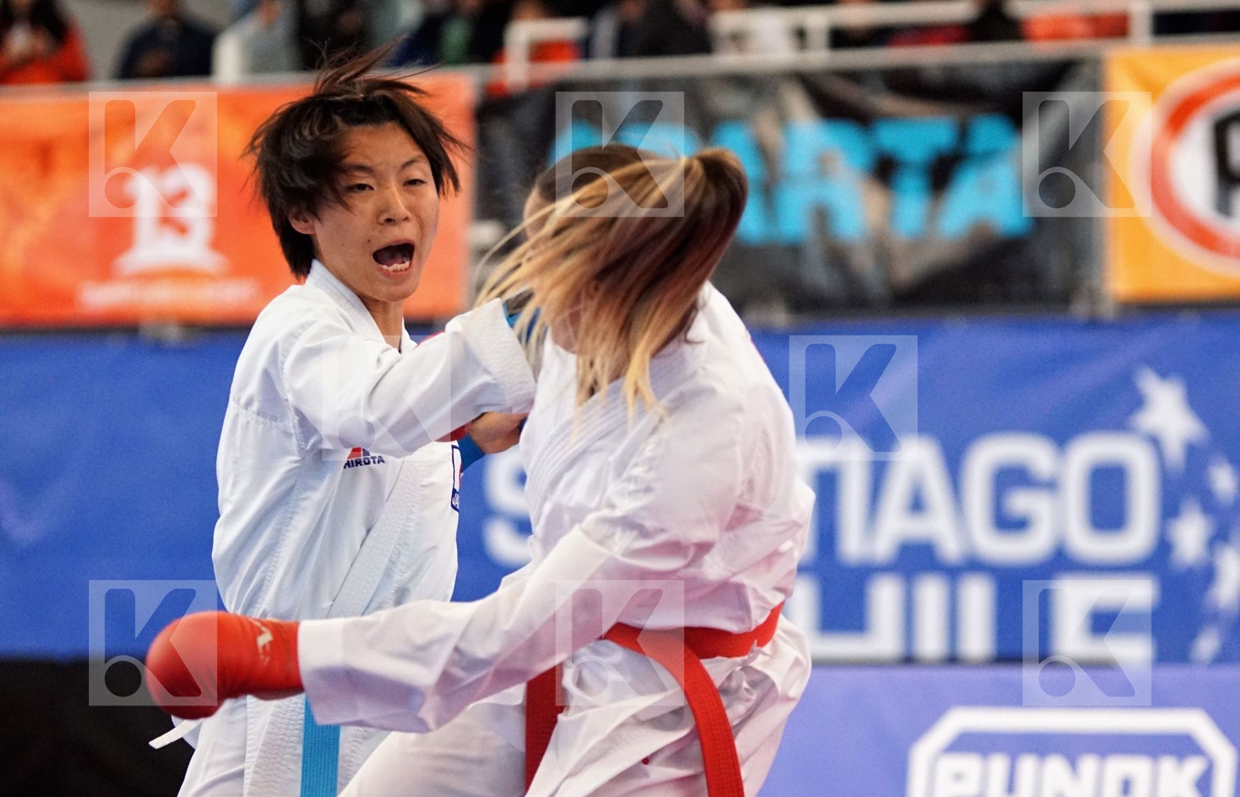 OZCELIK ARAPOGLU SERAP 	(TURKEY) vs KOBAYASHI NAO (JAPAN) in Senior Kumite -50 Kg - Gold bout