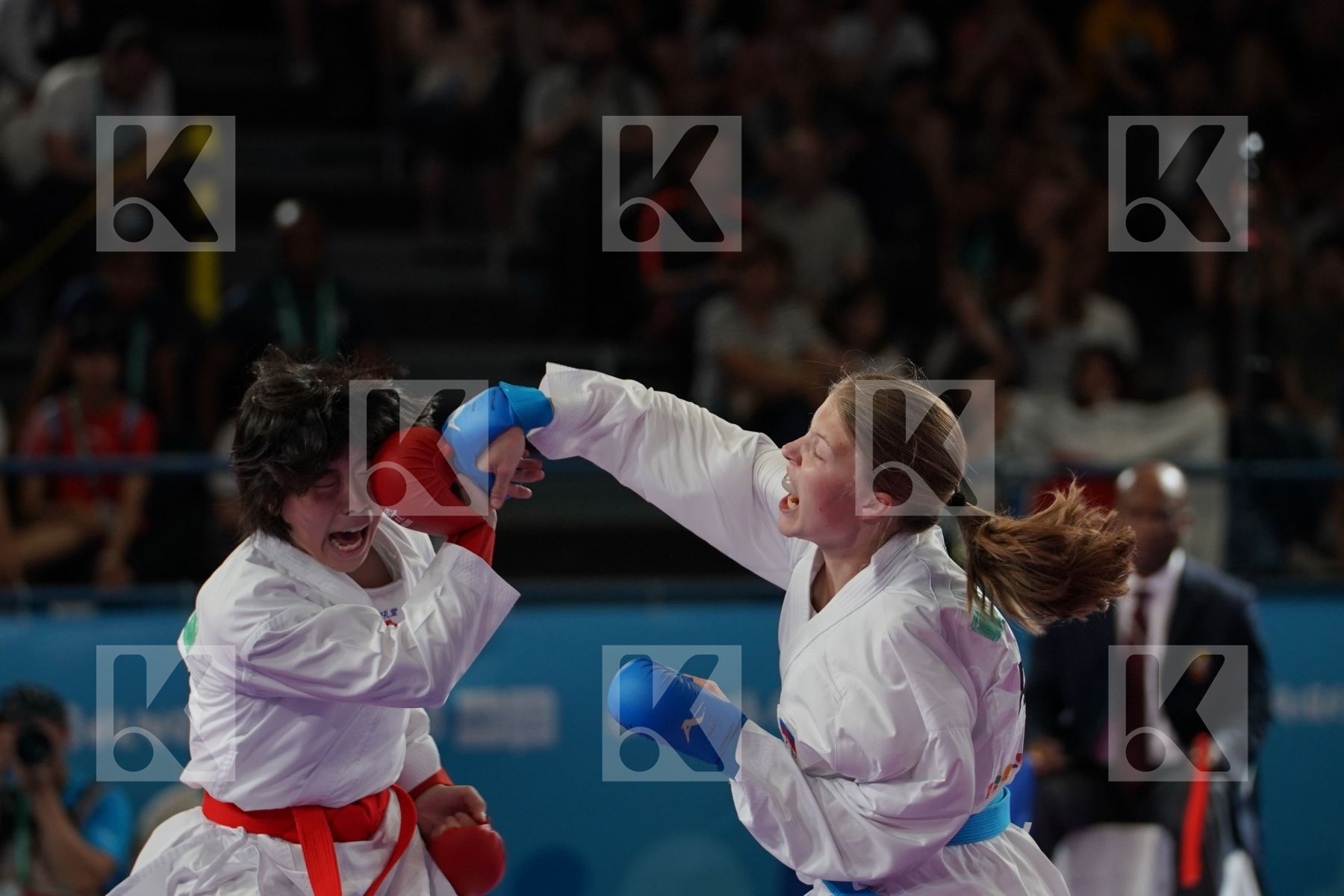 KOKORO SAKAJI (JAPAN) vs ANNA CHERNYSHEVA (RUSSIA) in Junior Kumite Female - 59 Kg - Gold bout
