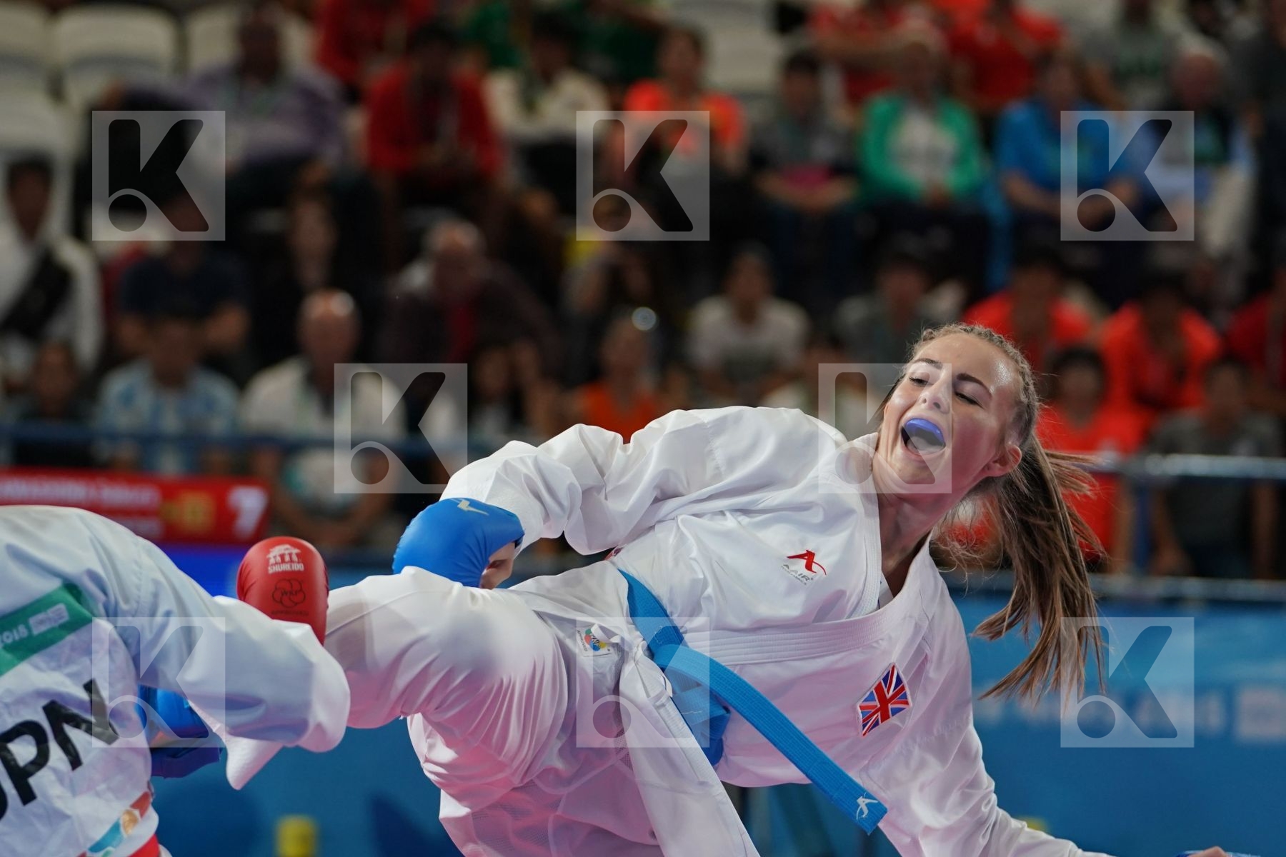 SAKURA SAWASHIMA (JAPAN) vs LAUREN PAIGE SALISBURY (GREAT BRITAIN) in Junior Kumite Female 59+ Kg - Semifinal