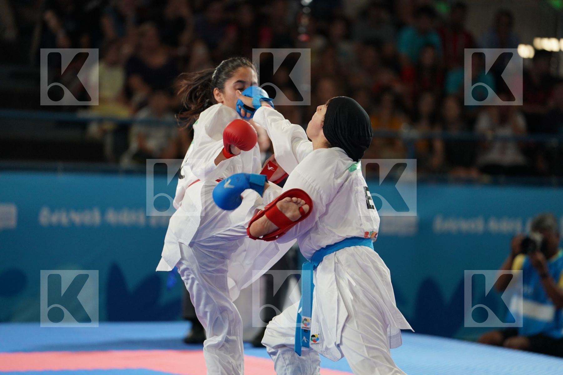 CATALINA VALDE?S (CHILE) Vs YASMIN NASR (EGYPT) in Junior Kumite Female -53Kg - Semifinal