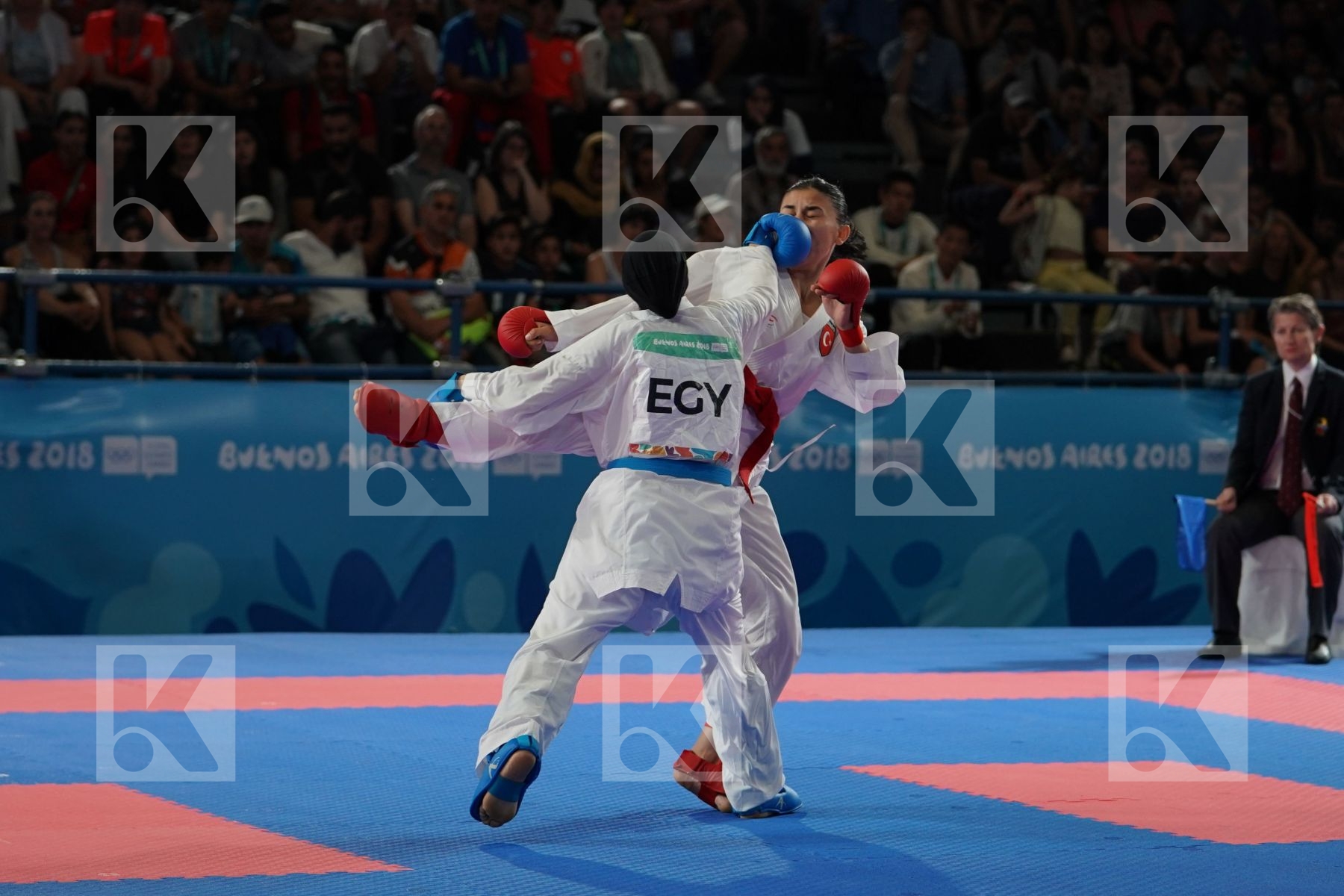 CATALINA VALDE?S (CHILE) Vs DILDORA ALIKULOV (UZBEKISTAN) in Junior Kumite Female -53Kg - Semifinal