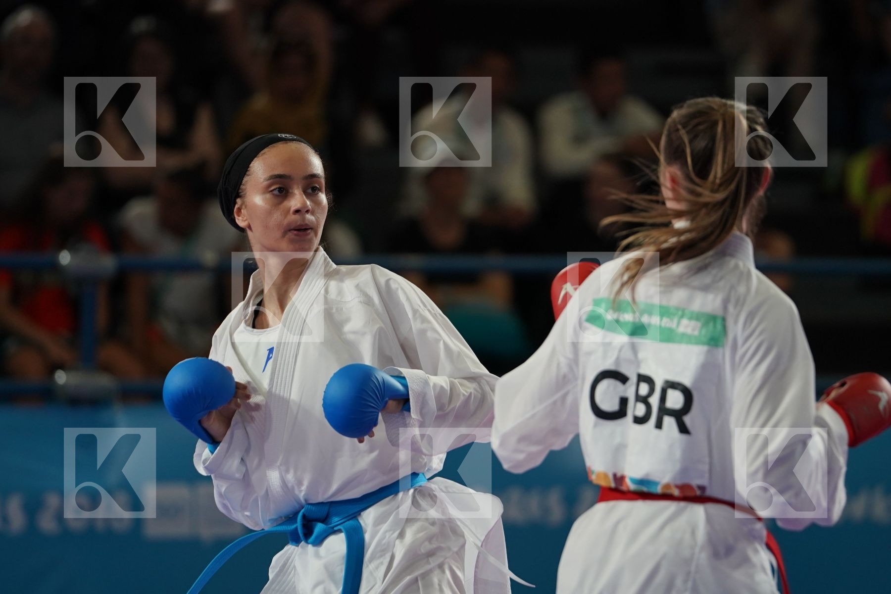 CHARLOTTE HOPE (GREAT BRITAIN) Vs MOBINA HEYDARIOZOMECHELOE (IRAN) in Junior Kumite Female - 59 Kg - Semifinal