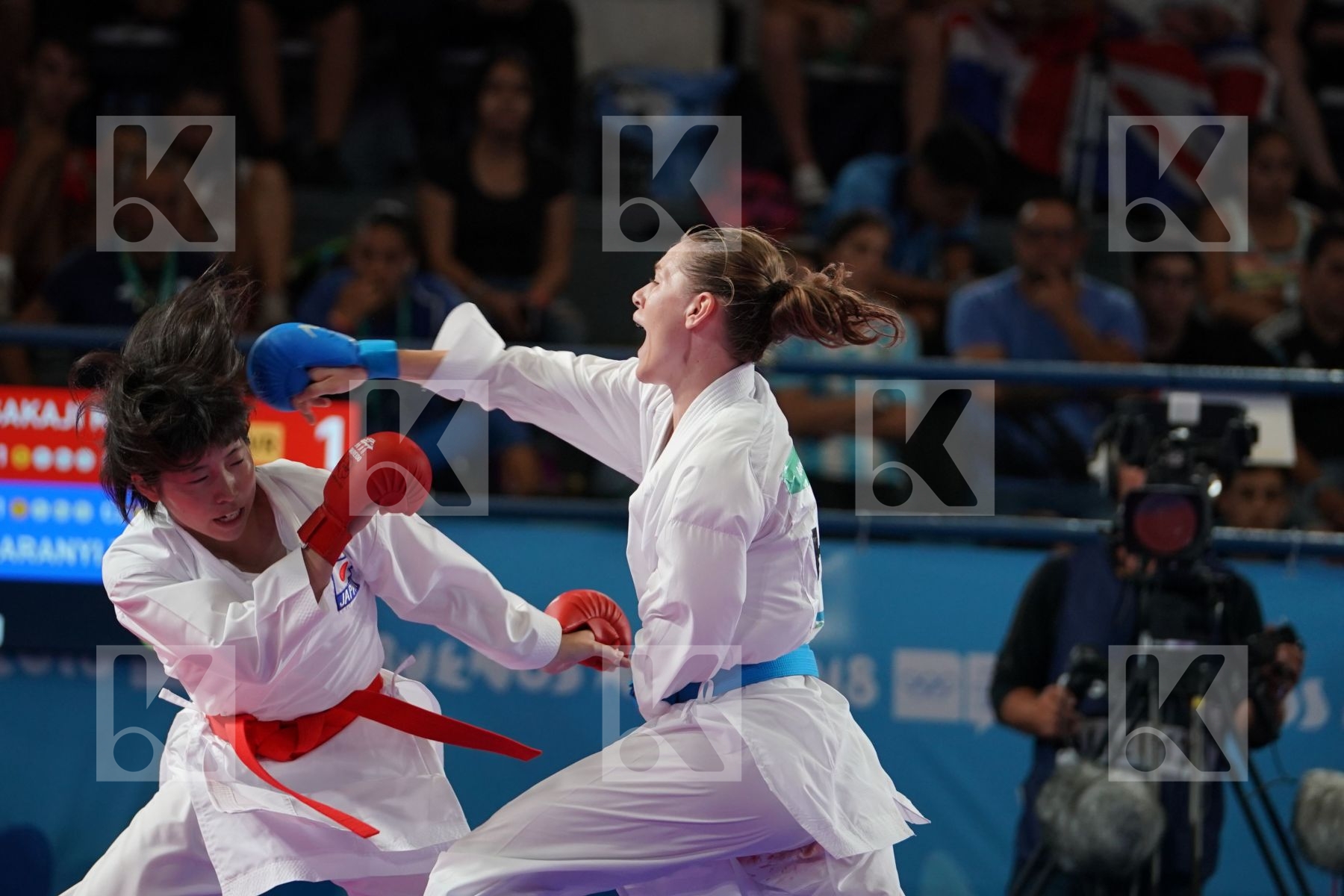 KOKORO SAKAJI (JAPAN) Vs ZSOFIA BARANYI (HUNGARY) in Junior Kumite Female - 59 Kg - Semifinal