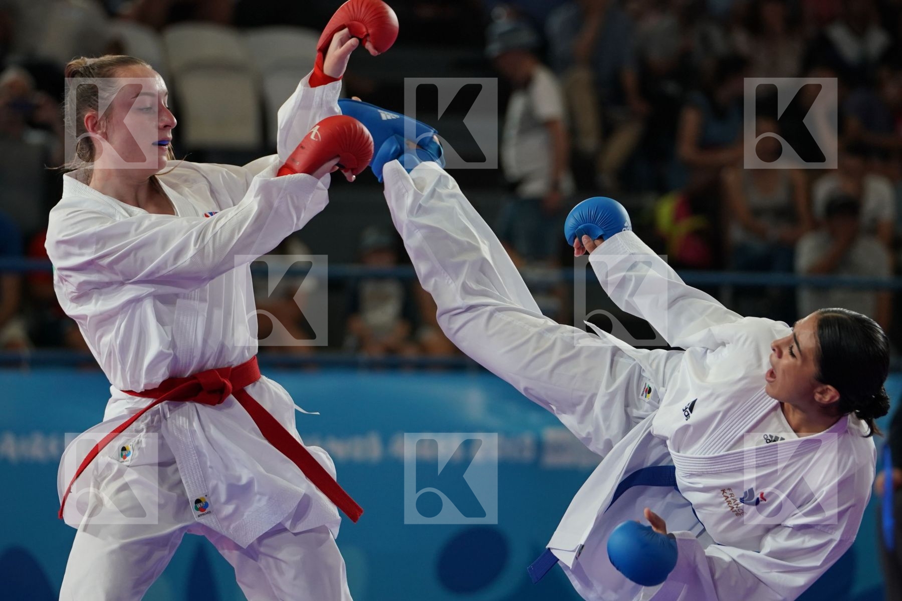 CHARLOTTE HOPE (GREAT BRITAIN) Vs ASSIA OUKHATTOU (FRANCE) in Junior Kumite Female - 59 Kg - Semifinal