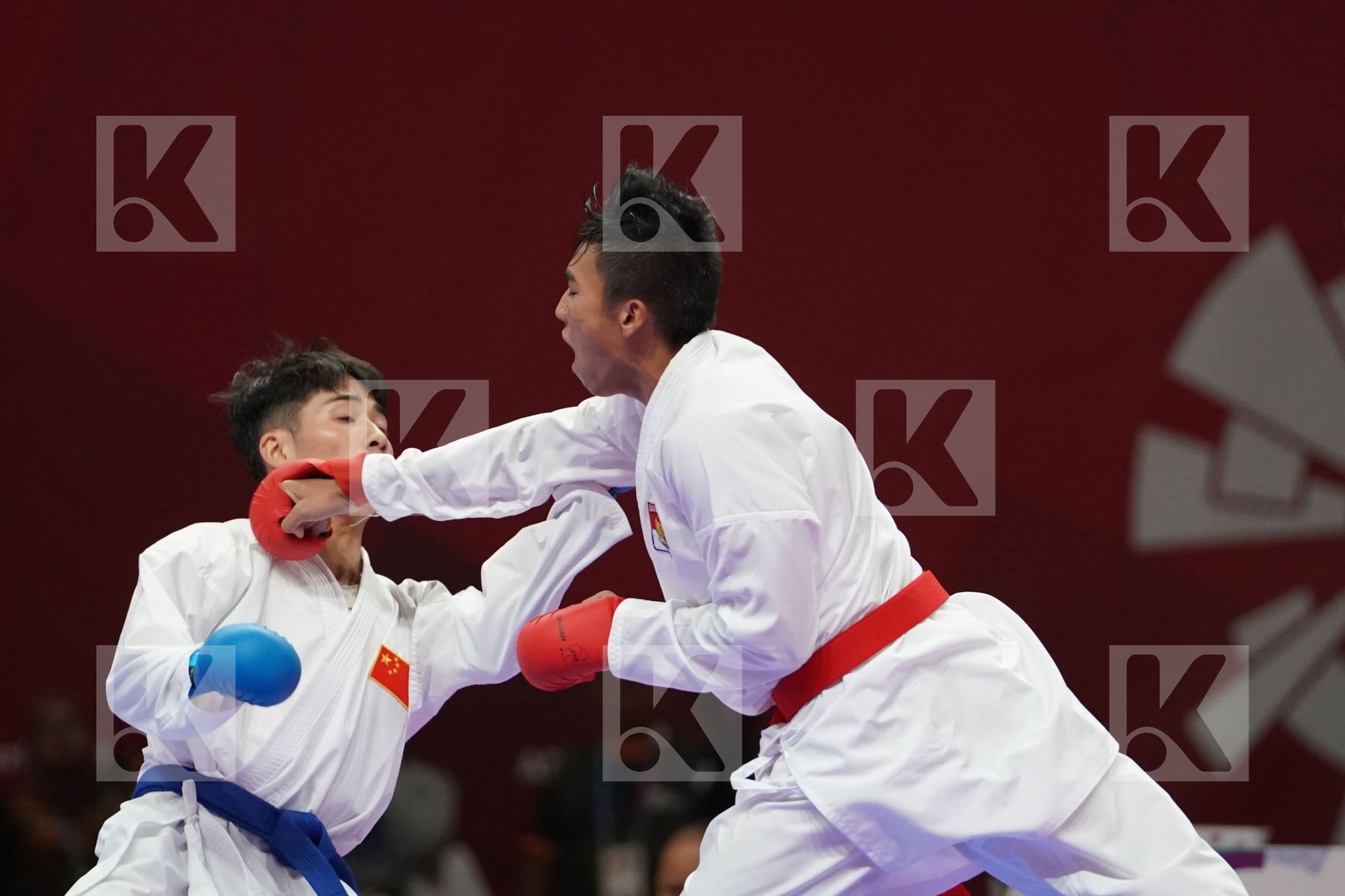 RIFKI ARDIANSYAH ARROSYIID (INDONESIA) vs HU CHEN (CHINA) in Senior Kumite -60 Kg - Qualification