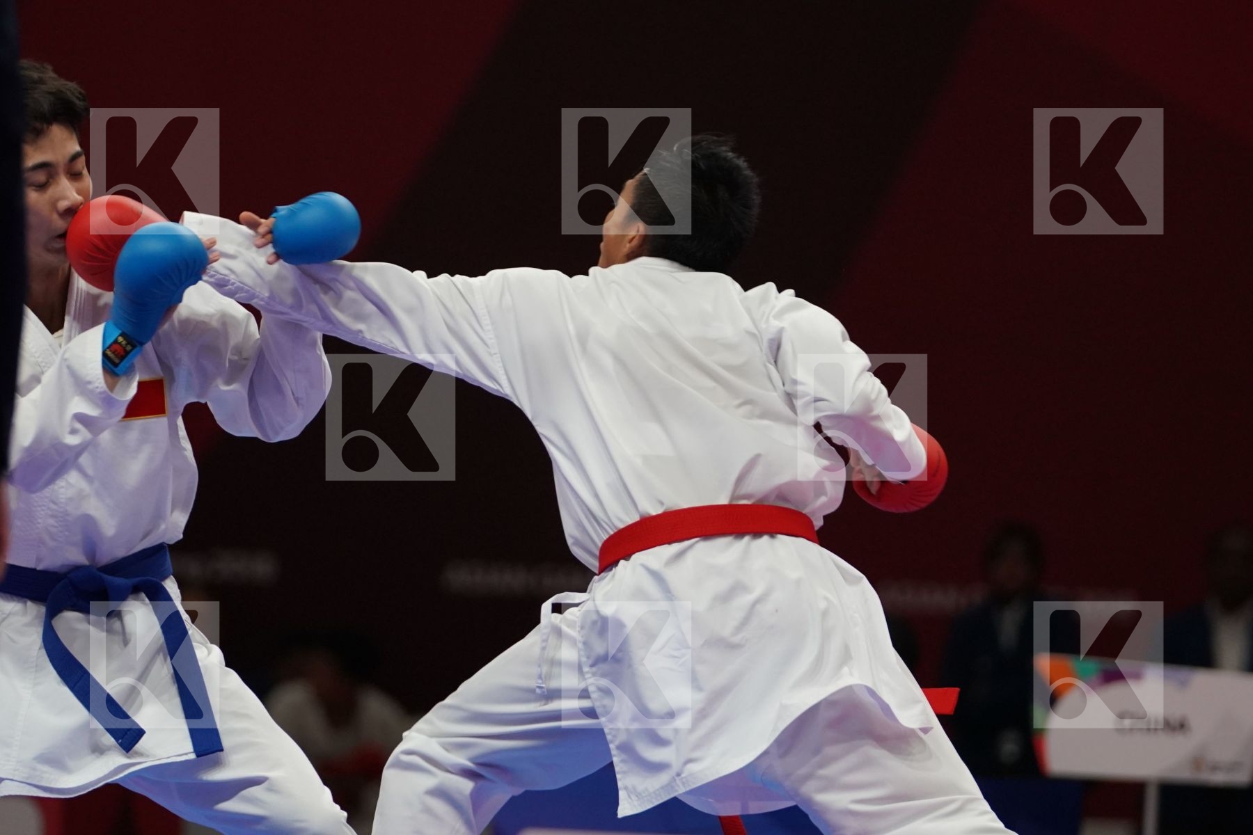RIFKI ARDIANSYAH ARROSYIID (INDONESIA) vs HU CHEN (CHINA) in Senior Kumite -60 Kg - Qualification