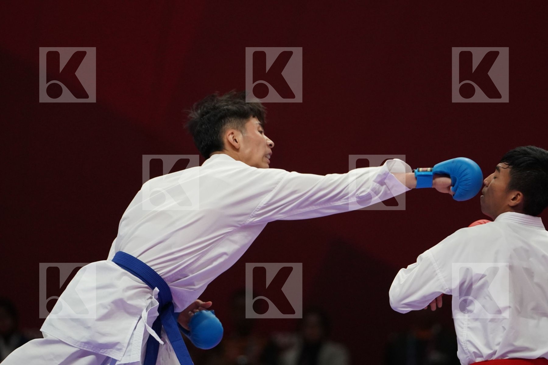 RIFKI ARDIANSYAH ARROSYIID (INDONESIA) vs HU CHEN (CHINA) in Senior Kumite -60 Kg - Qualification