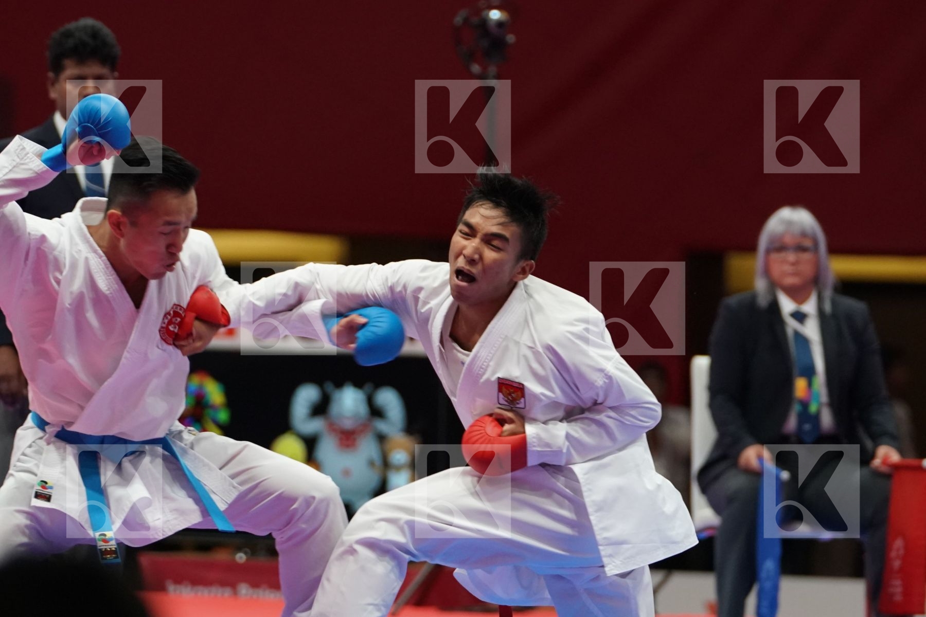 RIFKI ARDIANSYAH ARROSYIID (INDONESIA) vs CHUN HO LEE (HONG KONG) in Senior Kumite -60 Kg - Qualification