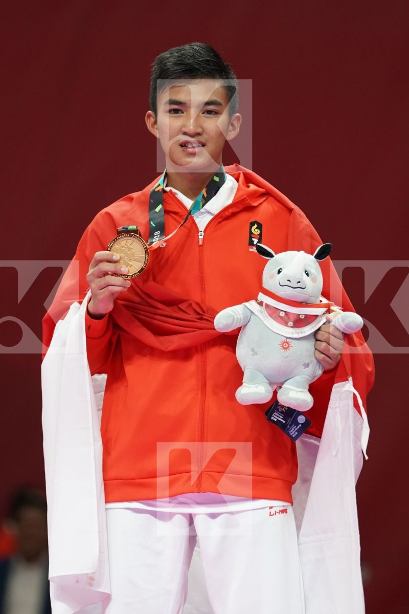 RIFKI ARDIANSYAH ARROSYIID (INDONESIA) in Senior Kumite -60 Kg - podium ceremony