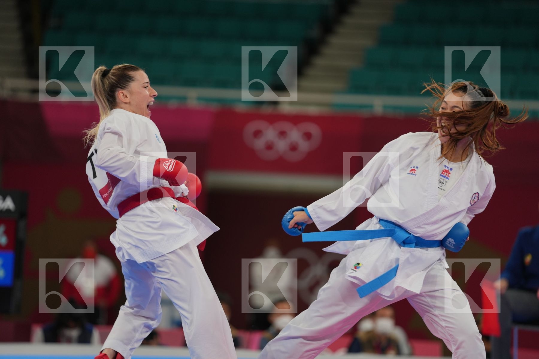 Ozcelik Arapoglu Serap (Turkey) - Kumite Female -55kg, Wen Tzu-Yun (Chinese Taipei) - Kumite Female -55kg in Senior Kumite -55 Kg - Round Robin bout