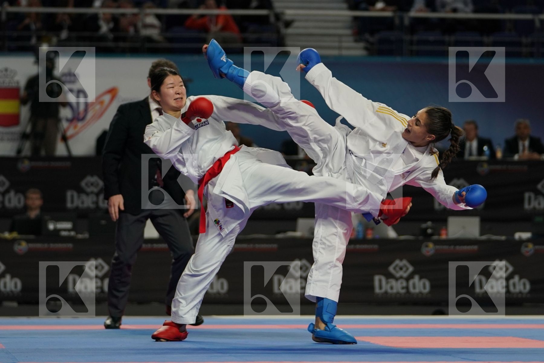 Japan (KAWAMURA, SAITO, SOMEYA, UEKUSA) vs France (AVAZERI, BRITO, HEURTAULT, SIVERT) in Senior Team Female Kumite - Final bout