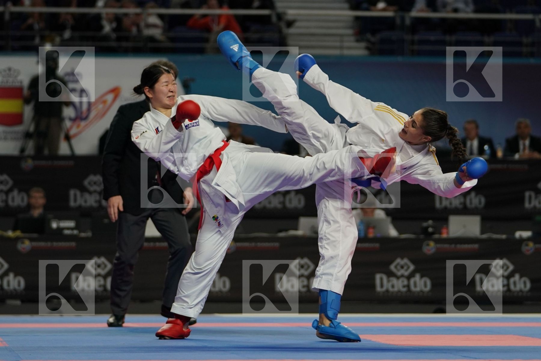 Japan (KAWAMURA, SAITO, SOMEYA, UEKUSA) vs France (AVAZERI, BRITO, HEURTAULT, SIVERT) in Senior Team Female Kumite - Final bout