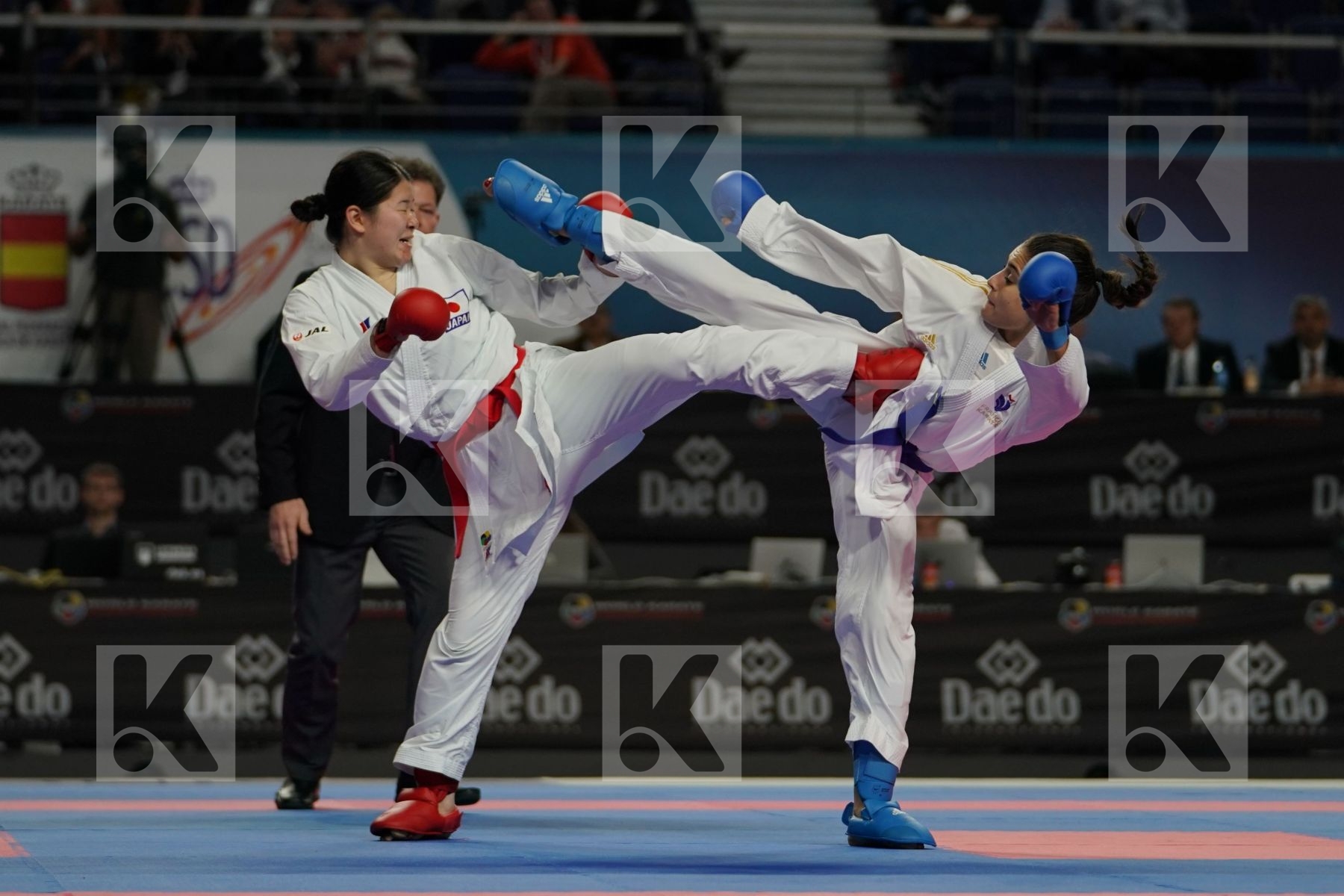 Japan (KAWAMURA, SAITO, SOMEYA, UEKUSA) vs France (AVAZERI, BRITO, HEURTAULT, SIVERT) in Senior Team Female Kumite - Final bout