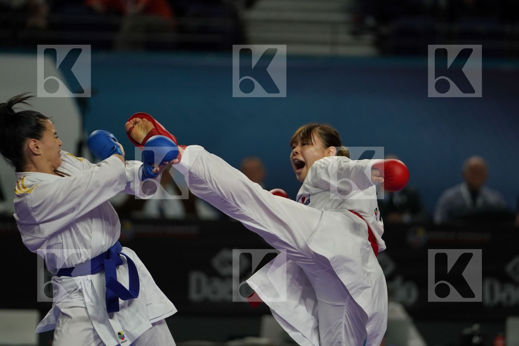 Japan (KAWAMURA, SAITO, SOMEYA, UEKUSA) vs France (AVAZERI, BRITO, HEURTAULT, SIVERT) in Senior Team Female Kumite - Final bout